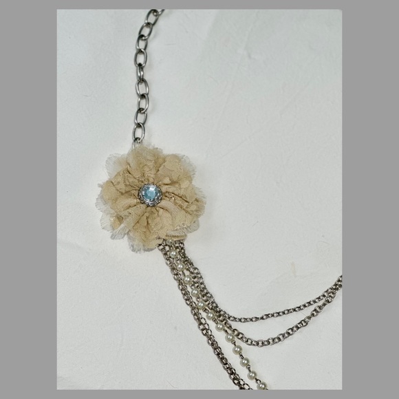 Beautiful Necklace with Lace Flower, crystals, pearls & silver - Picture 3 of 3